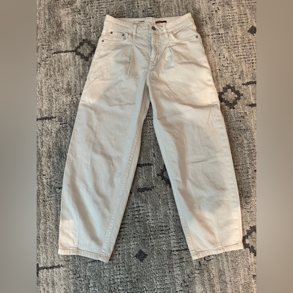 White/Ivory pleated Pilcro barrel jeans